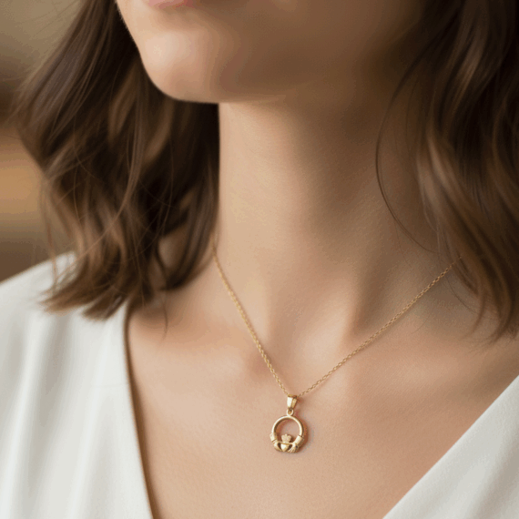 9ct gold claddagh pendant-p04